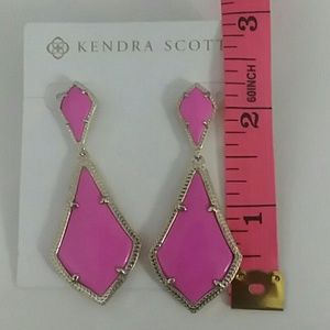 Kendra Scott Jewelry - NWT Kendra Scott - Alexa Gold Magenta Earrings Kendra Scott Jewelry - NWT Kendra Scott - Alexa Gold Magenta Earrings